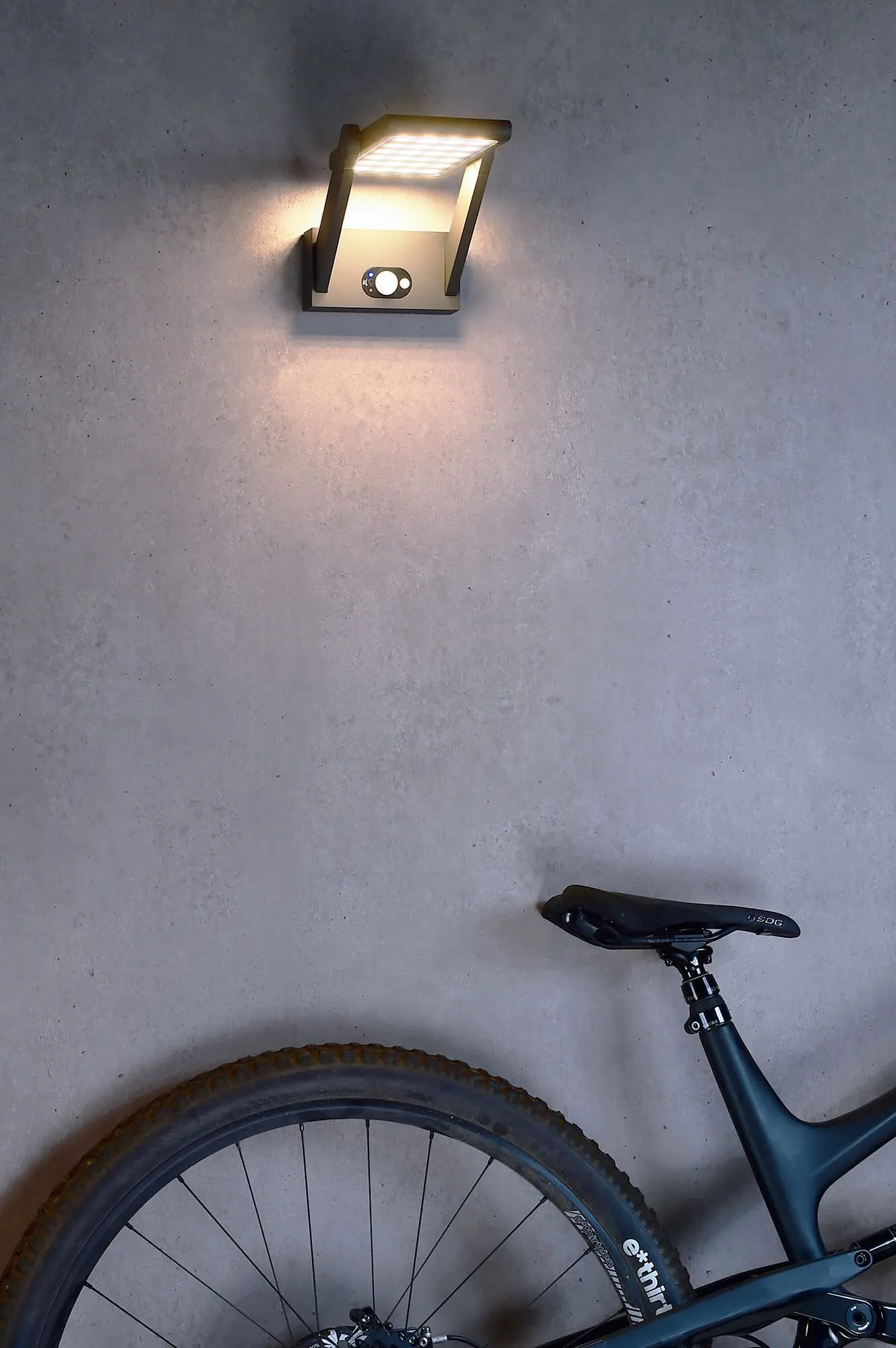 Solar Wandleuchte LED Premium I mit Sensor, schwenkbar